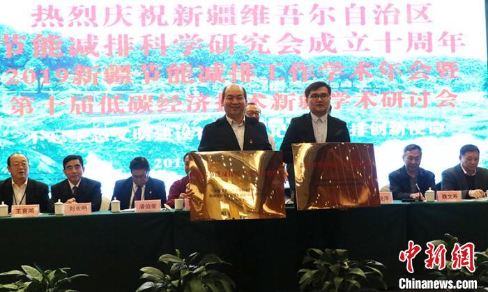 25日，新疆節(jié)能減排化工重點(diǎn)實(shí)驗(yàn)室正式授牌?！⊥跣≤?攝