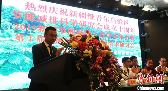 新疆節(jié)能減排科學(xué)研究會(huì)研究員、環(huán)保節(jié)能科學(xué)研究院院長周彬介紹節(jié)能減排化工重點(diǎn)實(shí)驗(yàn)室?！⊥跣≤?攝