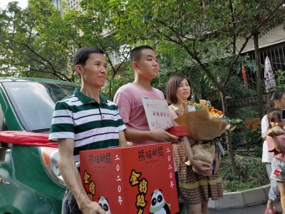 李麟瑞與爸爸媽媽合影。