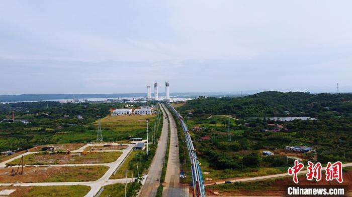 湖北宜昌姚家港化工園在建的三寧化工60萬噸乙二醇項目全景。<a target='_blank' href='http://www.chinanews.com/'>中新社</a>記者董曉斌攝