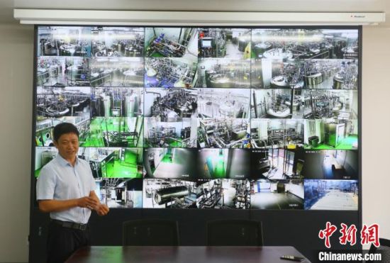 中農(nóng)威特生物科技股份有限公司負(fù)責(zé)人介紹疫苗生產(chǎn)情況。　高展 攝