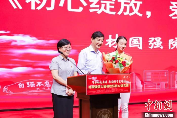 林國強院士希望青年人樹立遠(yuǎn)大理想，對國家社會懷有感恩之心。　上海大學(xué) 供圖