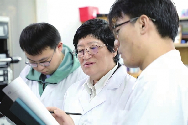 　　30多年來，遲力峰（中）致力于分子和表界面方向的研究。□記者 楊海石 攝