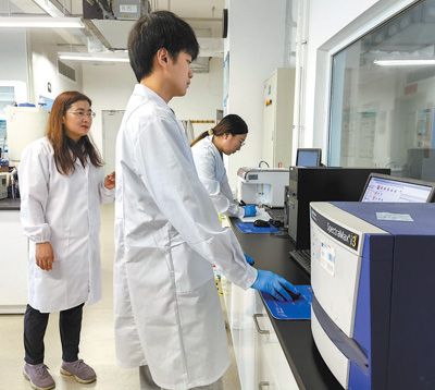 楊延蓮(左一)和團(tuán)隊(duì)成員在實(shí)驗(yàn)室進(jìn)行微球捕獲的外泌體的流式熒光檢測(cè)。國(guó)家納米科學(xué)中心供圖